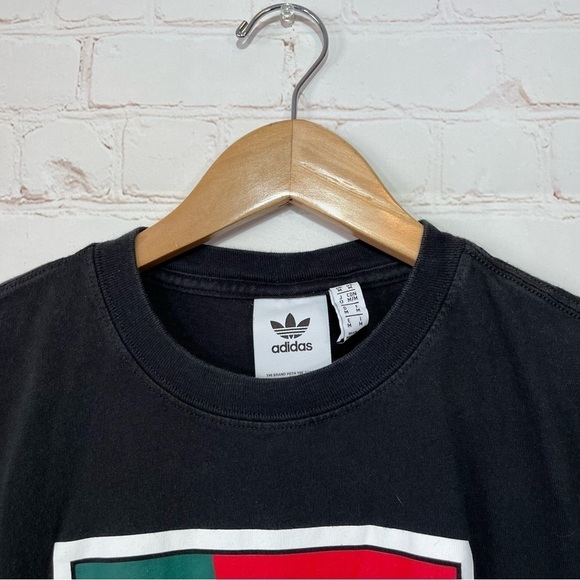 Adidas T Shirt Mens Medium Black Die Market Mit Den 3 Streifen 3 Stripes - Picture 3 of 9